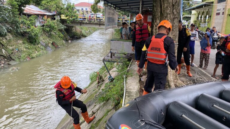 Respon Cepat Brimob Polda Sumut, Kerahkan 11 Personel Cari Korban Hanyut di Sungai Deli