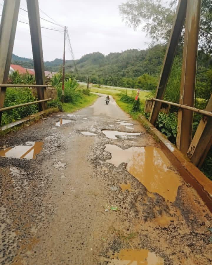 Tokoh Pemuda Tapteng Erik Pasaribu Soroti Jalan Rusak di Kecamatan Tukka