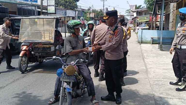 Jumat Barokah, Polsek Patumbak Bagikan Ratusan Kotak Makanan Ringan kepada Masyarakat