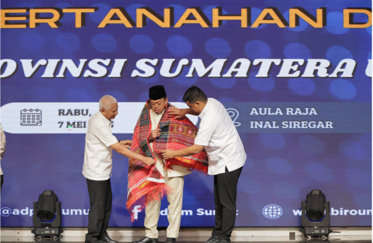 Menteri ATR/BPN Nusron Wahid saat diulosi Gubernur Sumut Bobby Nasution bersama Wagub Sumut H Surya BSc