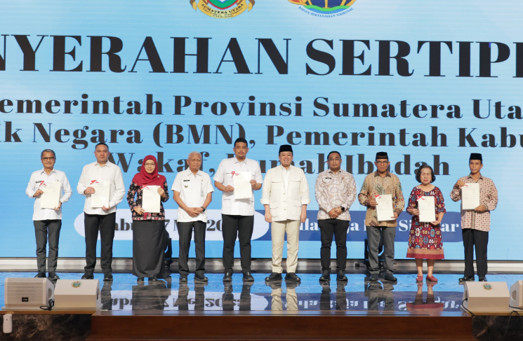 Menteri ATR/BPN Nusron Wahid berfoto bersama usai menyerahkan sertifikat tanah secara simbolik.