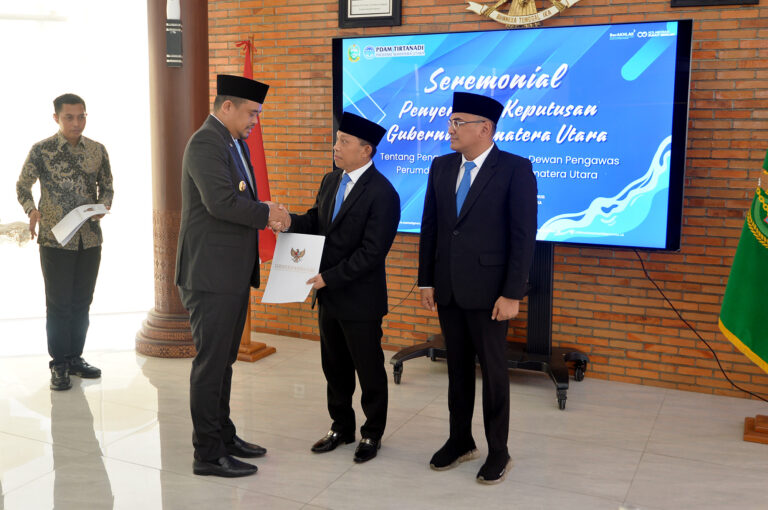Serahkan SK Pengawas Perumda Tirtanadi  Gubernur Sumut Bobby Nasution Minta Optimalkan Layanan