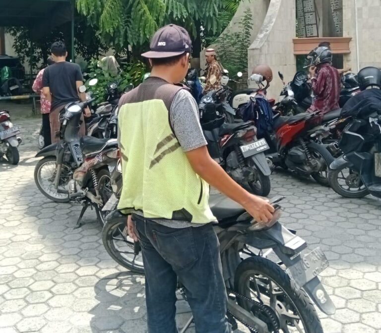 Di Balik Rompi Lusuh, Bagus dan Perannya di Tengah Keramaian Kota