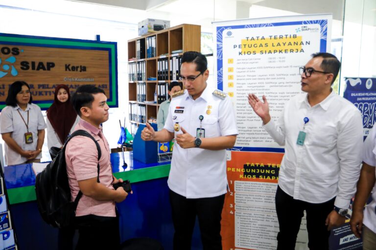 Buka Pelatihan Berbasis Kompetensi, Rico Waas: Sarana Menambah Skill Pencari Kerja
