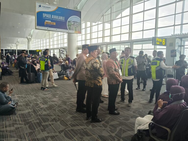 Pasca Ancaman Bom, Polda Sumut Kawal Pemberangkatan Kembali 442 Jemaah Haji dari Bandara Kualanamu