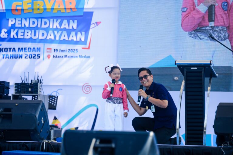 Gebyar Pendidikan dan Kebudayaan Berlangsung Meriah dan Seru, Rico Waas Serahkan IIjazah Program Tebus Ijazah dan Launching Regrouping Sekolah