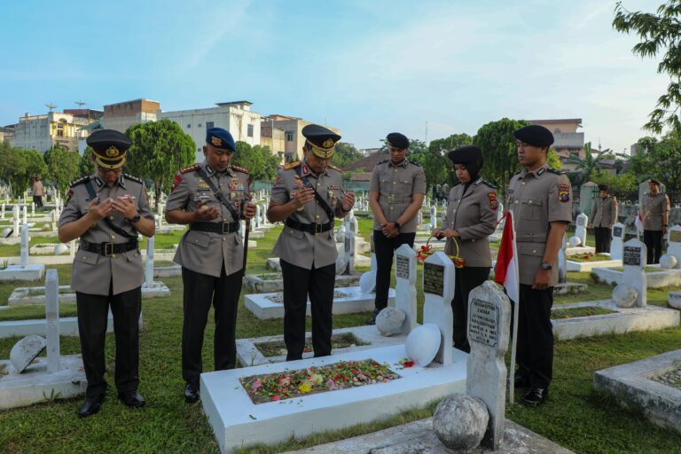 Peringati HUT Bhayangkara ke-79, Polda Sumut Ziarah ke Taman Makam Pahlawan Bukit Barisan