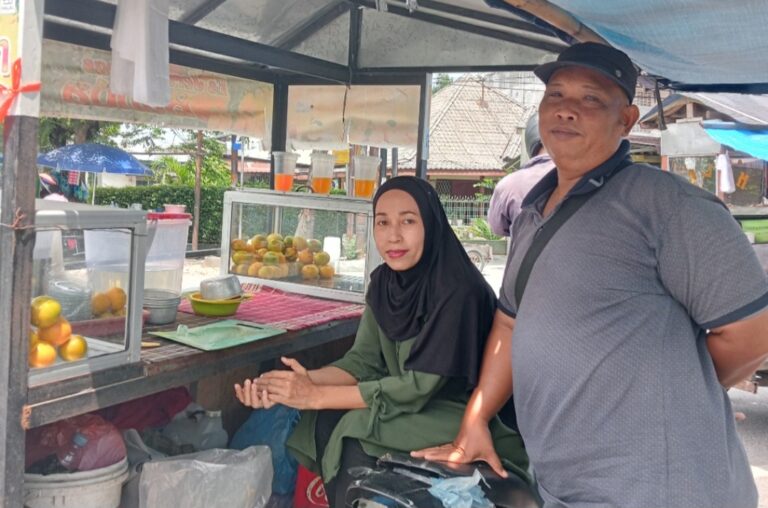 Kisah Keteguhan Penjual Jeruk Peras di Medan: Cinta, Usaha, dan Harapan di Pinggir Jalan