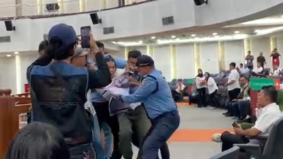 Paripurna DPRD Sumut Ricuh, Aktivis Buruh Terobos Masuk Tuntut Keadilan