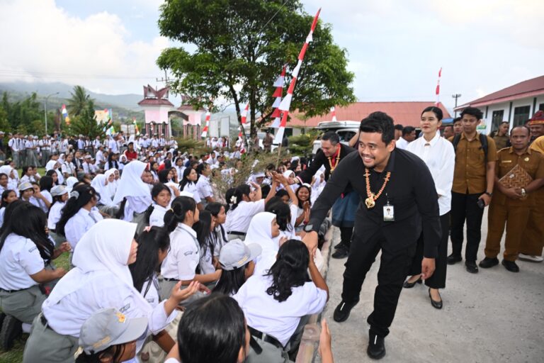 Gubernur Sumut Bobby Nasution Bersama Ketua PKK Kahiyang Ayu Tinjau Fasilitas SMA Negeri 1 Salak