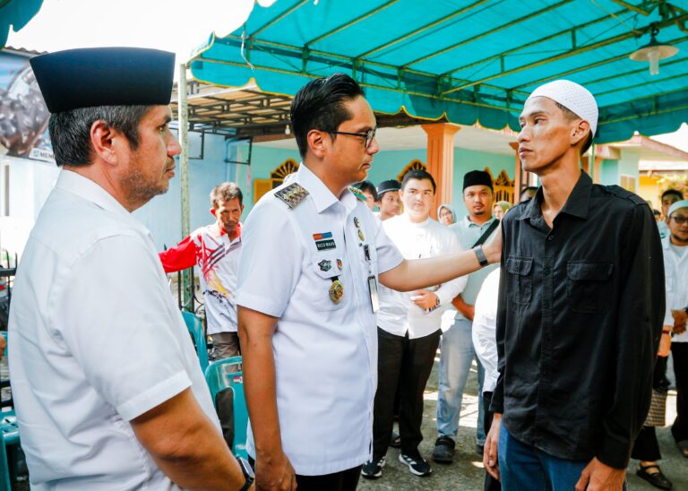Rico Waas Takziah ke Rumah Duka Kepling Kelurahan Sei Agul