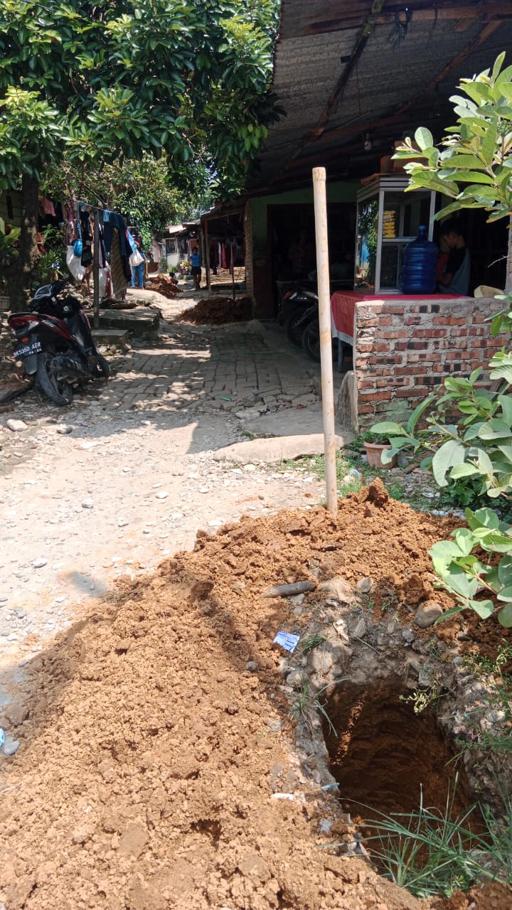 Jalan Rusak, Provider Jaring WIFI Tanam Kabel di Tanah PT KAI Kelurahan Titi Kuning
