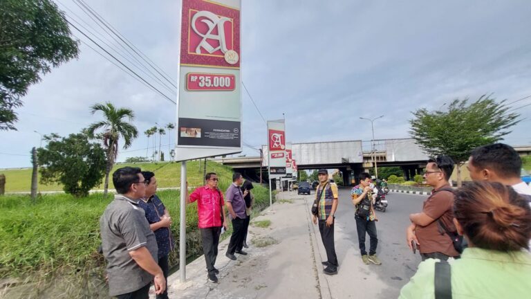 Lailatul Badri Desak Satpol PP Medan Bongkar Reklame Mini Bilboard di Jalan Letda Sujono