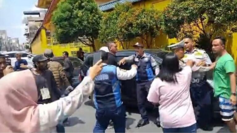 Petugas Dishub Dihantam Jukir di Kwasan RS Murni Teguh