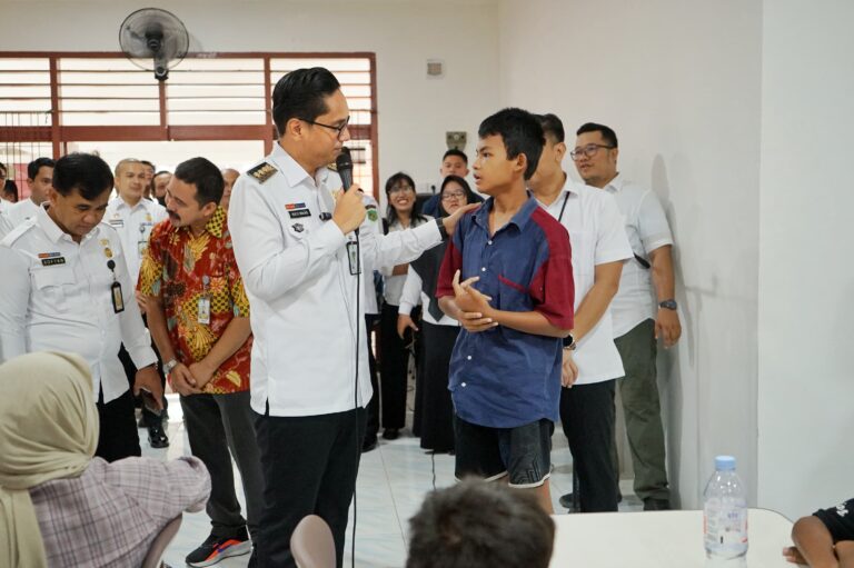 Tinjau Sekolah Rakyat Kota Medan, Rico Waas Ingatkan Siswa Rajin Belajar