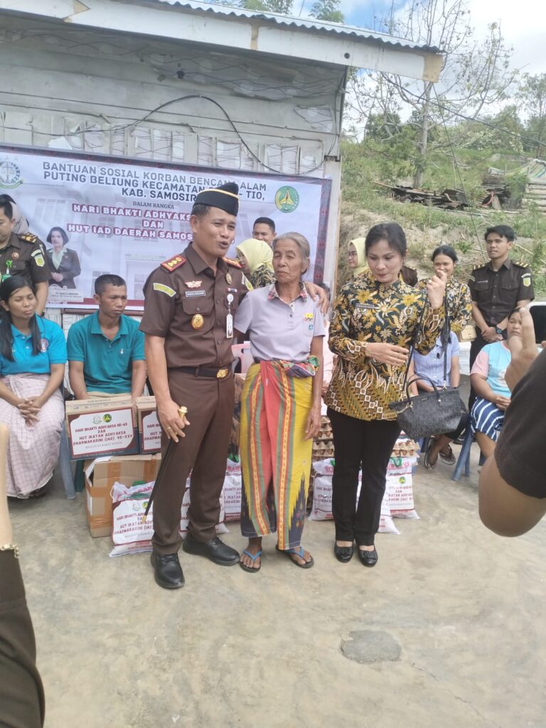 Kejari Samosir Salurkan Bantuan Untuk Korban Puting Beliung di Sitiotio