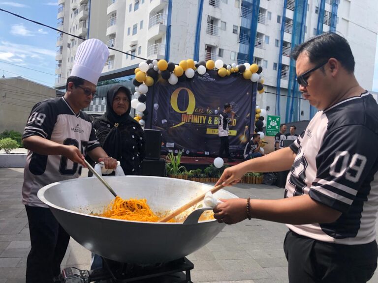 HUT ke-9 Hotel Grandhika Setiabudi Medan, Masak Besar 999 Porsi Mie Gomak untuk Dinikmati