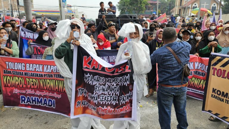 Geruduk Polda Sumut, Ratusan Warga Tanjungbalai Serukan Pecat Kompol DK