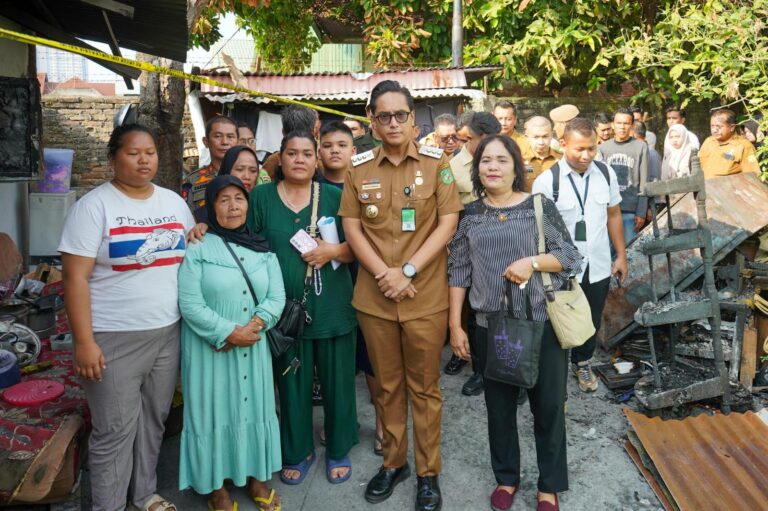 Kunjungi Korban Kebakaran, Wali Kota Salurkan Bantuan