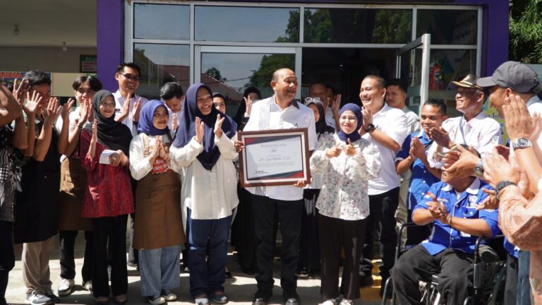 Syah Afandin Salurkan 5 Ton Beras untuk Warga Miskin Ekstrem Langkat dan Terima Penghargaan Inklusi Disabilitas