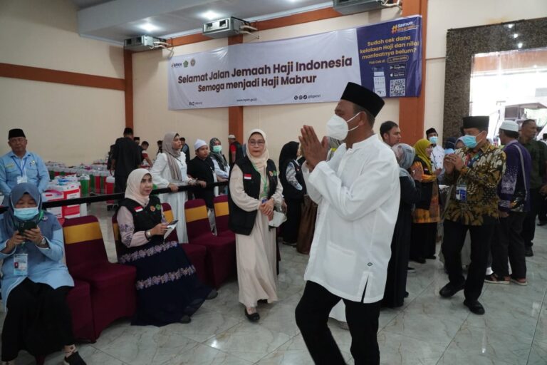 Bupati Langkat Sambut Haru Kedatangan 360 Jemaah Haji Kloter 6: Bukti Kepedulian kepada Warga