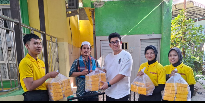 Mister Gemoy Resto dan Cafe Berbagi Ratusan Makanan Kotak di Jalan Yos Sudarso Pulo Brayan