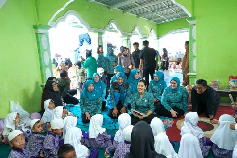 Ny. Endang Kurniasih Dampingi Kahiyang Ayu Tinjau Posyandu dan Salurkan Bantuan di Langkat