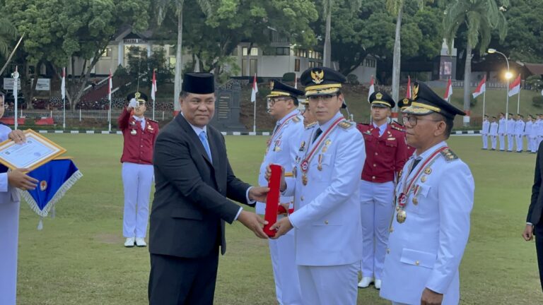 IPDN Anugerahi Tanda Penghargaan Kepada Rico Waas – Zakiyuddin Harahap