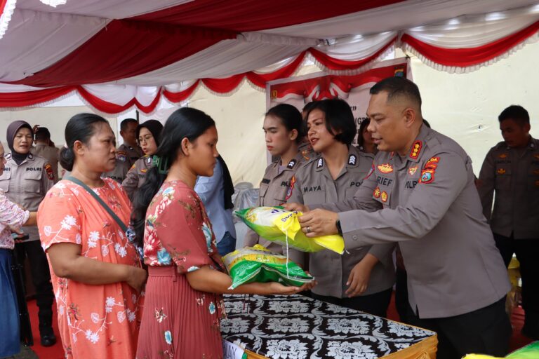 Polda Sumut dan Polres Pelabuhan Belawan Gelar Minggu Kasih dan Gerakan Pangan Murah di Gereja HKBP Pajak Baru
