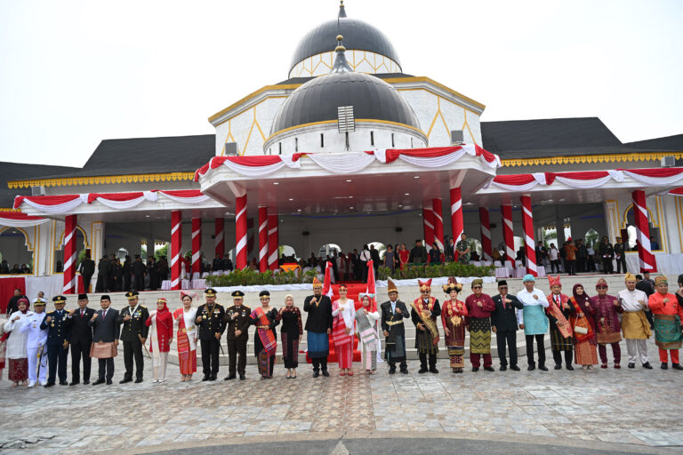 HUT ke-80 Kemerdekaan RI, Gubernur, Wagub, dan Sekdaprov Sumut Kompak Pakai Baju Adat