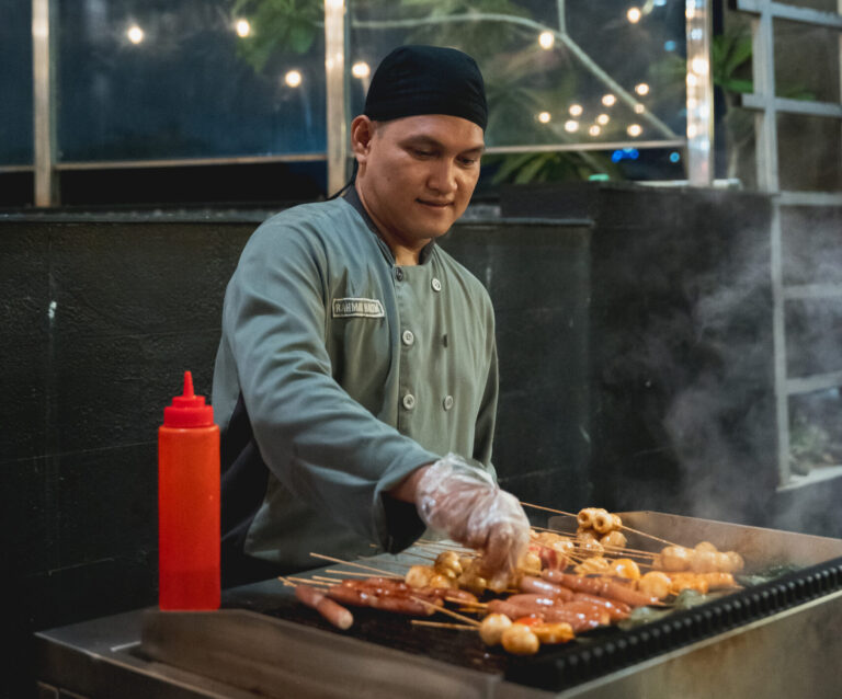 Nikmati Malam Hangout Seru dengan Paket BBQ Chill & Grill di Hotel GranDhika Setiabudi Medan