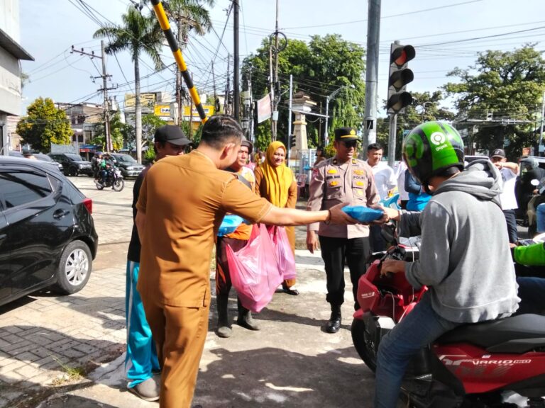 Pemerintah Hadir Di Tengah Masyarakat, Kecamatan Medan Kota Berbagi Makanan kepada Ojol