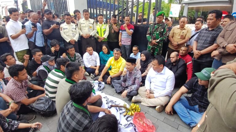 Minus Wong Chun Sen, 3 Pimpinan dan 7 Anggota DPRD Medan Temui Massa Aksi HMI