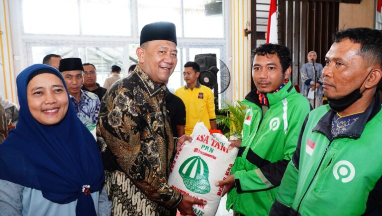 Syah Afandin Salurkan Bantuan untuk 7.716 Warga Tidak Mampu, Wujudkan Kepedulian Sosial