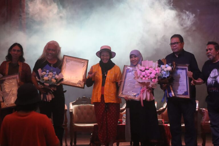 Diskusi Kosakata Hadirkan Emi Suy, Perempuan Penjahit Luka