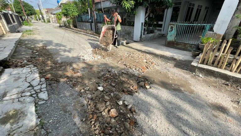 Lubang yang Menganga Selalu Buat Genangan, Warga Minta Pemerintahan Medan Serius Merespons