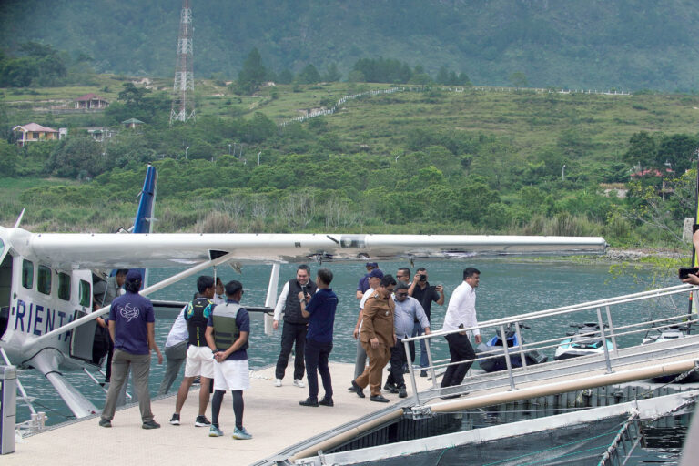 Transportasi Baru di Danau Toba, Bobby Nasution Jajal Pesawat Amfibi