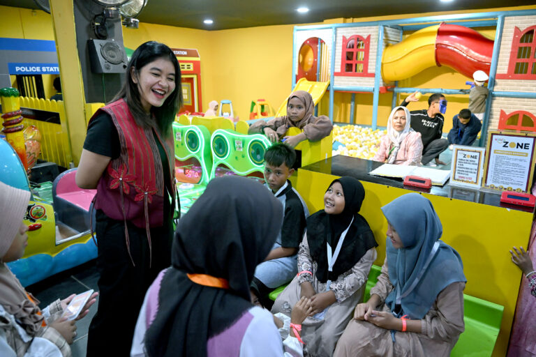 Kahiyang Ayu Traktir Anak-anak Yatim Berbelanja Baju hingga Sepatu Baru
