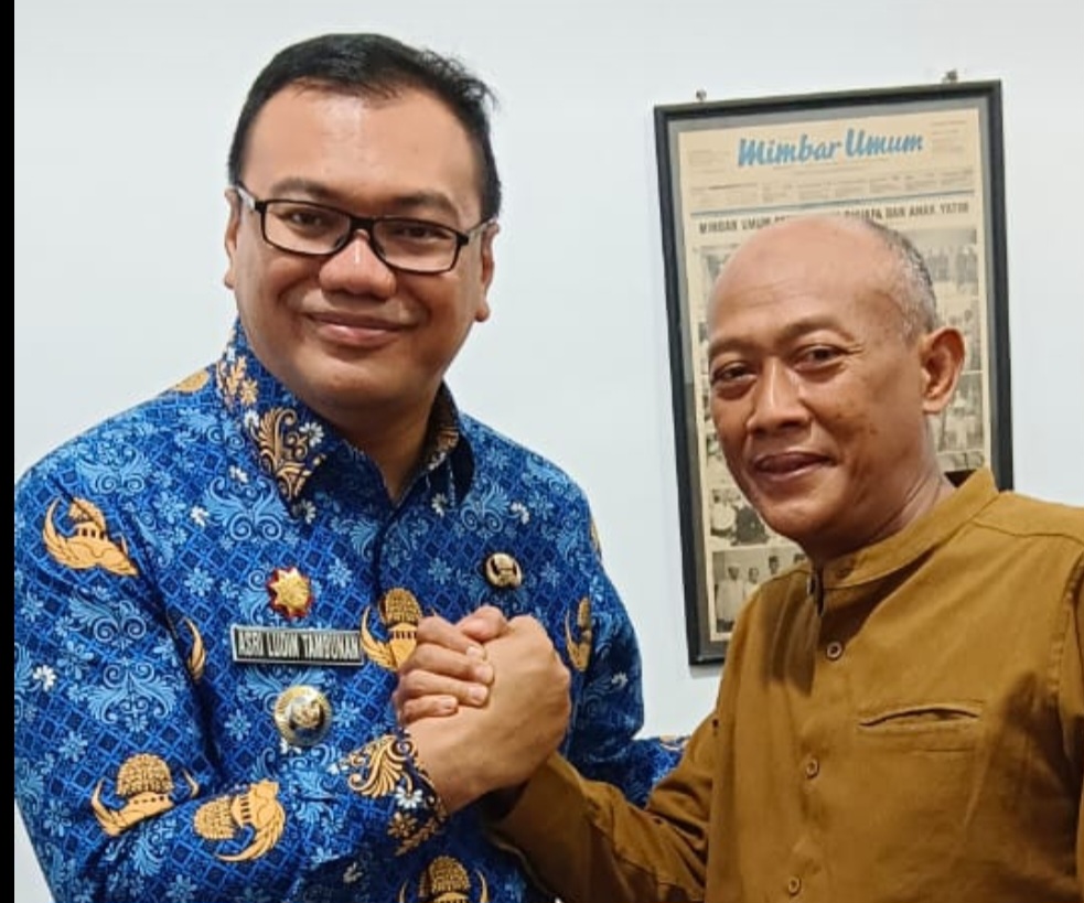 Bupati Deliserdang dr Asri Ludin Tambunan saat bertandang ke redaksi Mimbar Umum disambut Pimpinan Redaksi Mimbar Umum Online Ngatirin. 