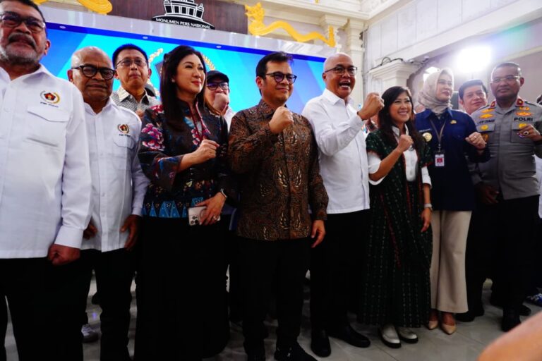 Pengurus Resmi Dikukuhkan di Solo, Ketua Umum PWI Pusat: Persatuan Adalah Kunci