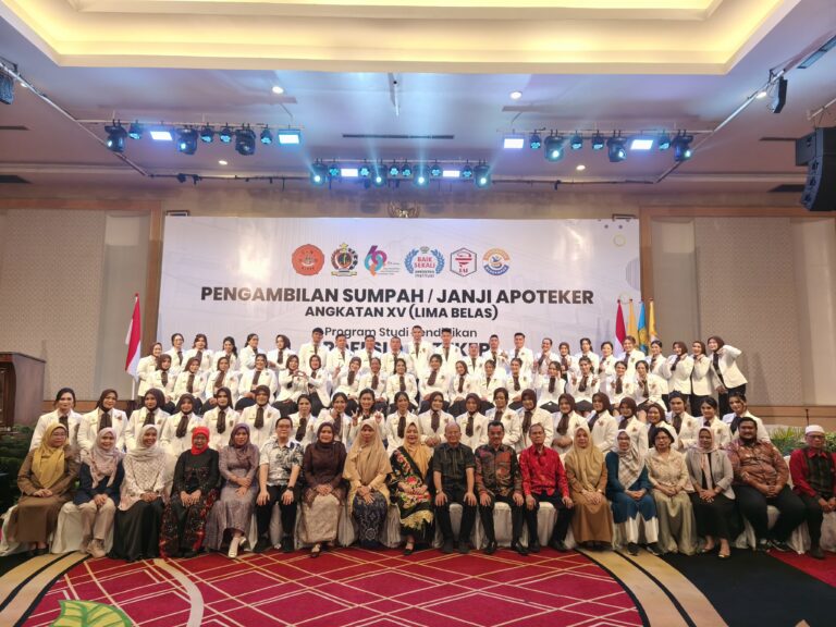 Apoteker Angkatan XV UTND Lulus 100% dan Ikuti Pengukuhan Sumpah