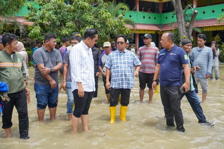 Wali Kota Medan Salurkan Bantuan Logistik Pengungsi Banjir
