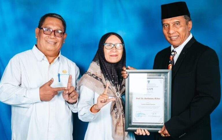 Rektor Unesa Dapat Gelar Tokoh Peduli Pantun dari HISKI
