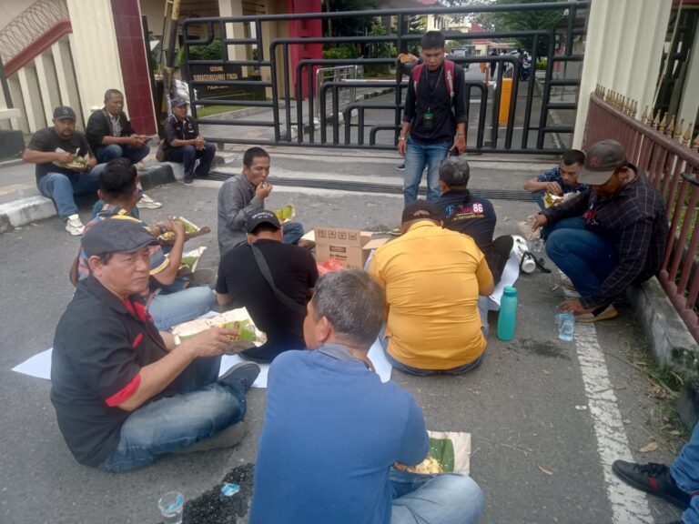 Puluhan Wartawan Gelar Aksi Demonstrasi di Polda Sumut: Copot Kapolsek Patumbak