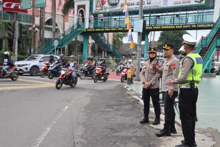 Kapolrestabes Medan Tinjau Langsung Pengaturan Lalu Lintas di Simpang Mesjid Raya