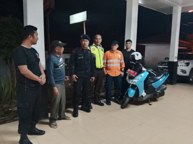 Aksi Kemanusiaan di Tengah Tugas! Personel Gegana Brimob Polda Sumut Evakuasi Ibu Bidan Korban Laka di Tapanuli Selatan