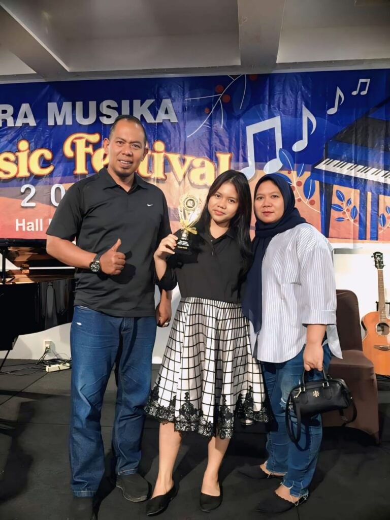 Siswi SMP Negeri 7 Medan Raih Gold Trophy di Ajang Music Festival 2025