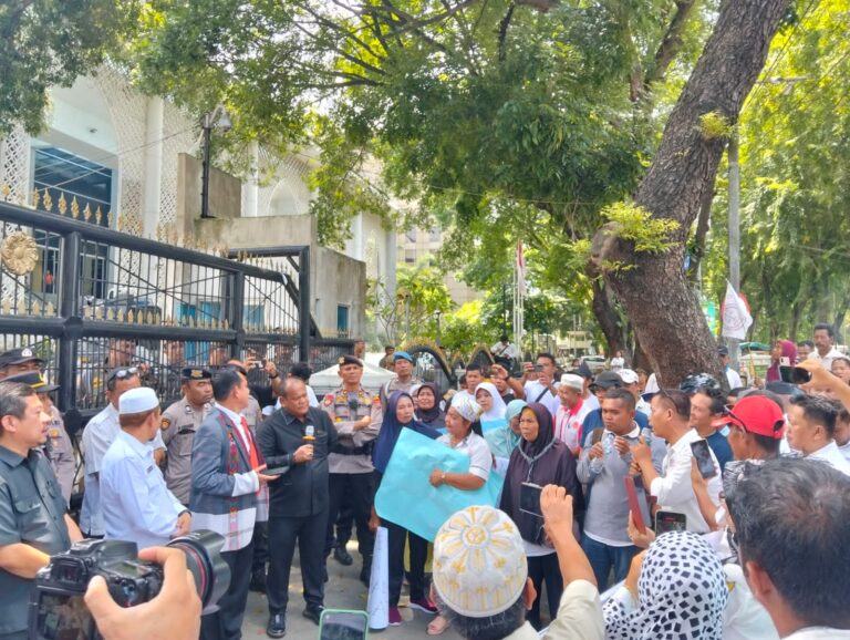 Terima Aksi Ratusan Massa AMPK, Legislator PKS : Hentikan Sementara Operasional PT TPL