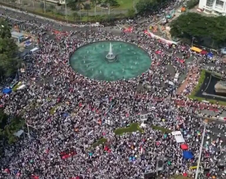 Ribuan Massa Padati Bundaran Patung Kuda, Muhammad Nuh: Tekanan ke Israel Tak Cukup Hanya Diplomasi