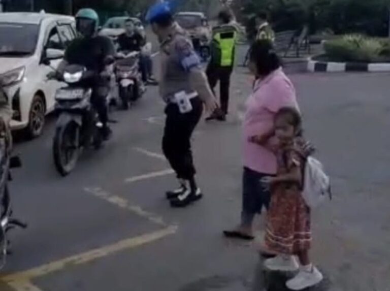 Kanit Provost Polsek Medan Tuntungan Bantu Warga dan Anak Sekolah Menyeberang Jalan